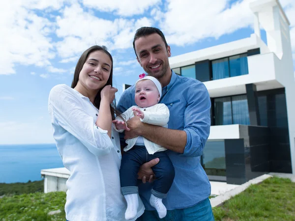 Família jovem feliz em casa — Fotografia de Stock