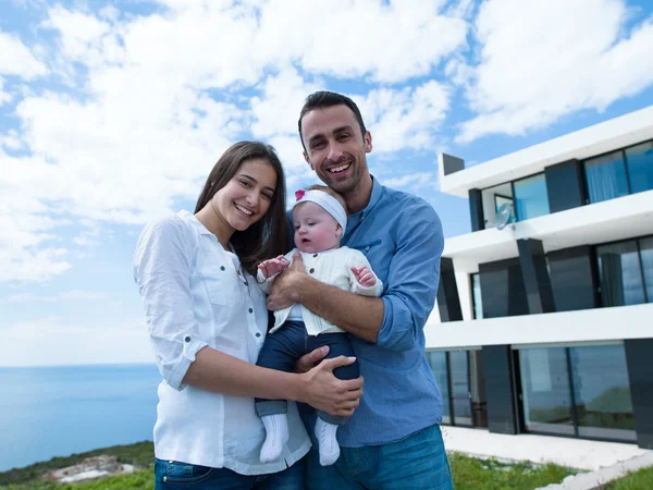 Família jovem feliz em casa — Fotografia de Stock