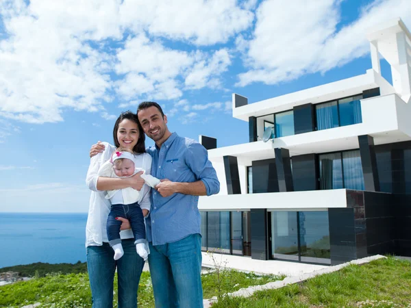 Felice giovane famiglia a casa — Foto Stock