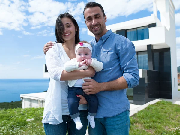 Família jovem feliz em casa — Fotografia de Stock