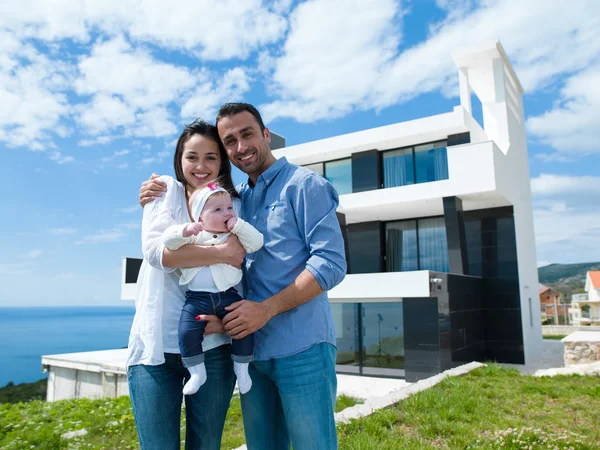 Família jovem feliz em casa — Fotografia de Stock