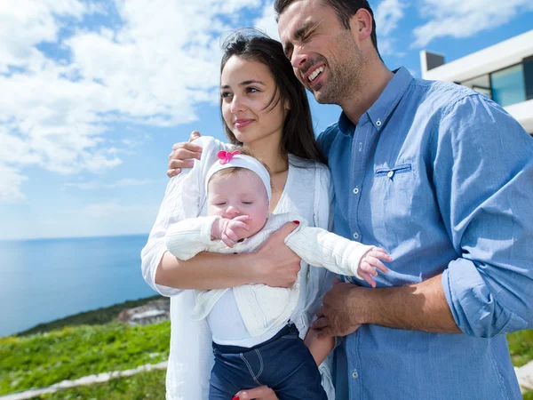 Mutlu genç bir aile evde — Stok fotoğraf