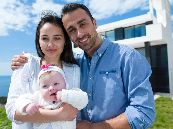 Mutlu genç bir aile evde — Stok fotoğraf