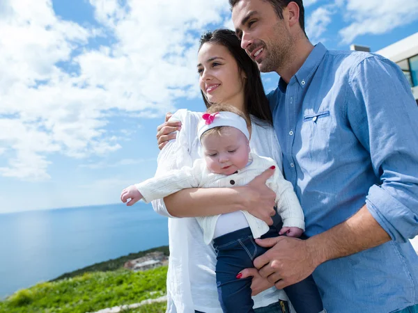 Glad ung familj hemma — Stockfoto