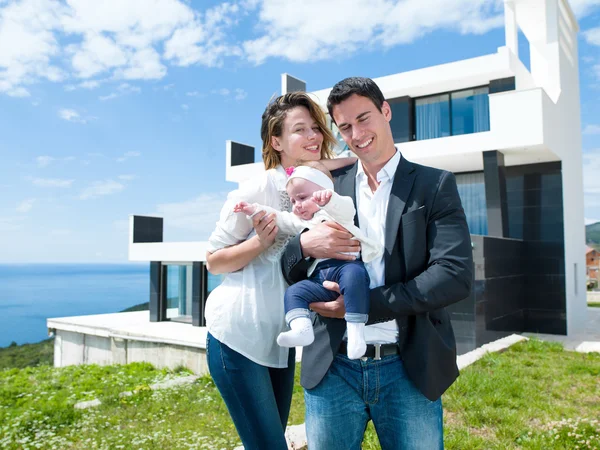 Família jovem feliz em casa — Fotografia de Stock