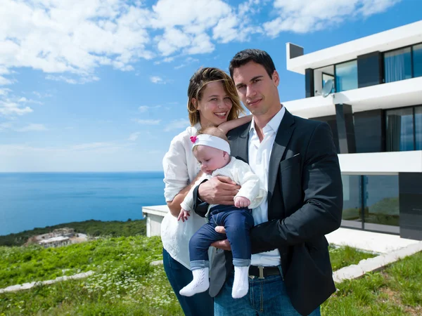 Felice giovane famiglia a casa — Foto Stock