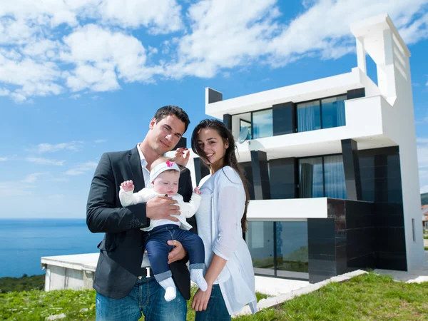 Família jovem feliz em casa — Fotografia de Stock