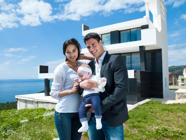 mutlu genç bir aile evde