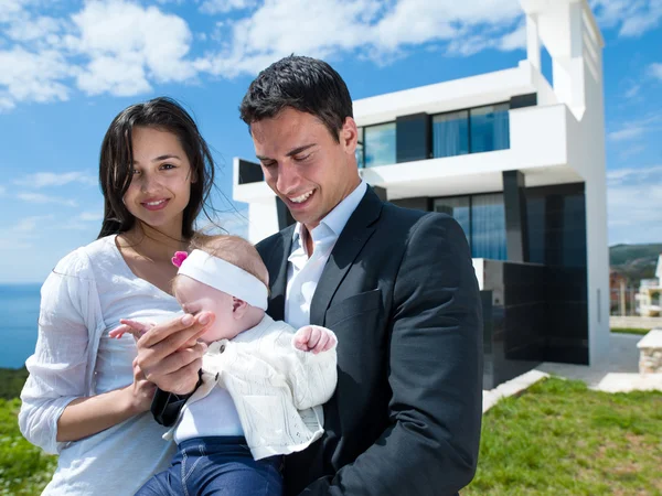 Família jovem feliz em casa — Fotografia de Stock