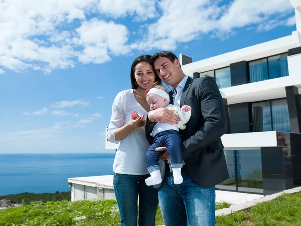 Glückliche junge Familie zu Hause — Stockfoto