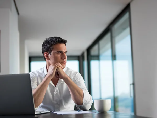 Geschäftsmann arbeitet zu Hause am Laptop — Stockfoto