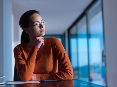 evde dizüstü bilgisayar üzerinde çalışan kadın