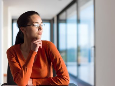evde dizüstü bilgisayar üzerinde çalışan kadın