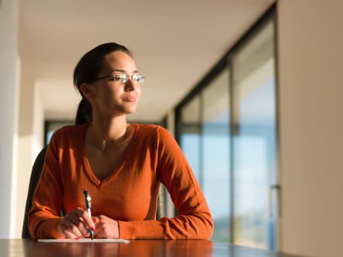 evde dizüstü bilgisayar üzerinde çalışan kadın