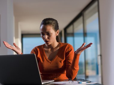 evde dizüstü bilgisayar üzerinde çalışan kadın