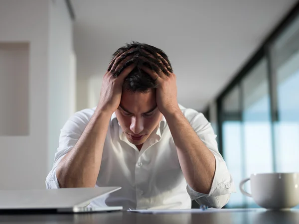 Frustré jeune homme d'affaires travaillant sur ordinateur portable à la maison — Photo