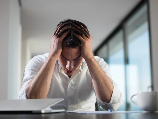 Frustrado jovem homem de negócios trabalhando no computador portátil em casa — Fotografia de Stock