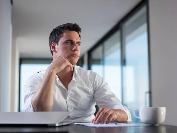 Geschäftsmann arbeitet zu Hause am Laptop — Stockfoto