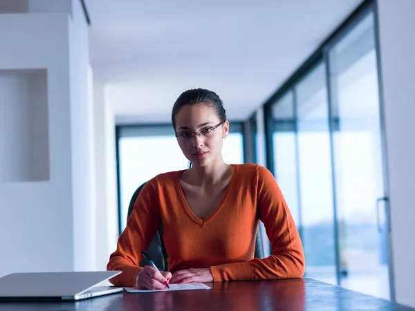 Donna che lavora sul computer portatile a casa — Foto Stock