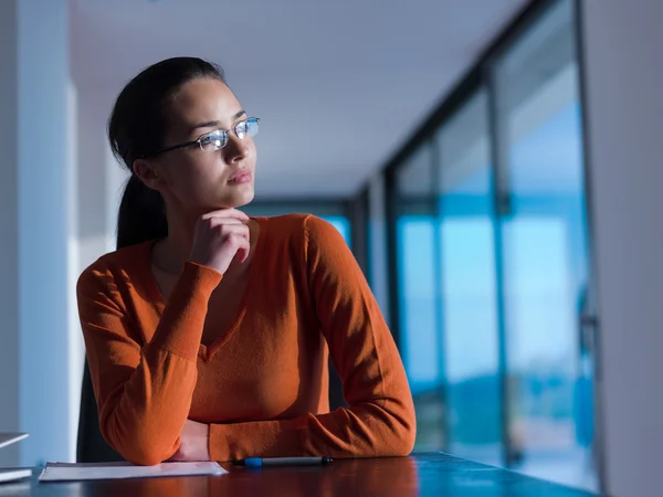 Vrouw die op laptopcomputer thuis werkt — Stockfoto