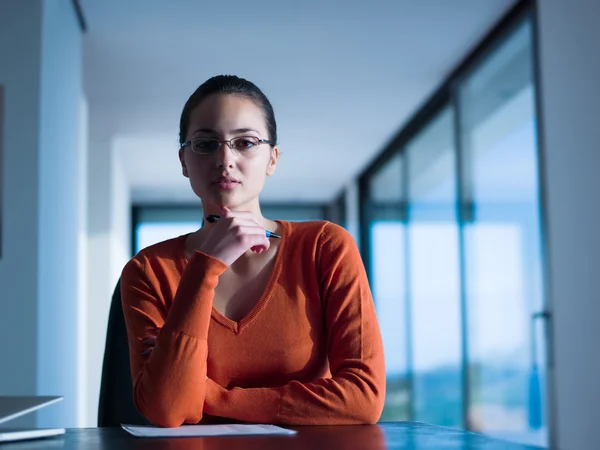 Vrouw die op laptopcomputer thuis werkt — Stockfoto