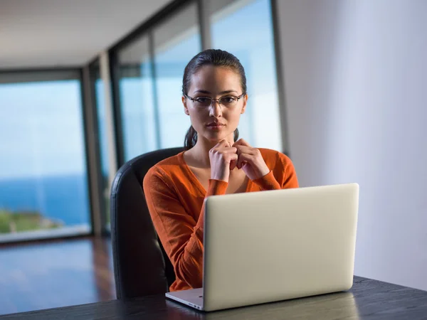 Vrouw die op laptopcomputer thuis werkt — Stockfoto
