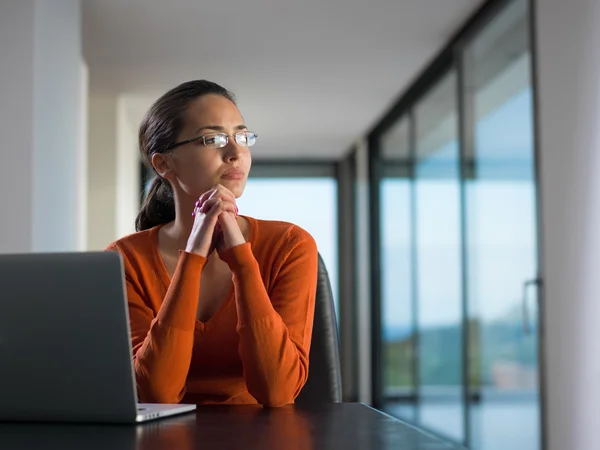 Frau arbeitet zu Hause am Laptop — Stockfoto