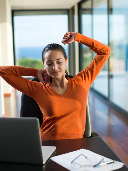 Frau arbeitet zu Hause am Laptop — Stockfoto