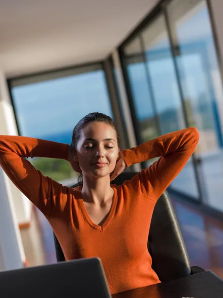 Vrouw die op laptopcomputer thuis werkt — Stockfoto