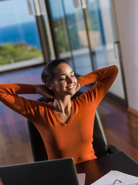 Frau arbeitet zu Hause am Laptop — Stockfoto