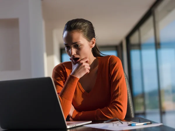 Femme travaillant sur ordinateur portable à la maison — Photo