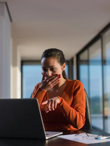 Kvinna som arbetar på bärbar dator hemma — Stockfoto