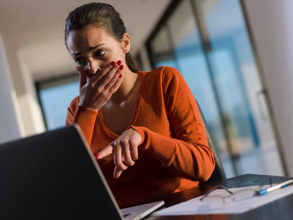 Woman working on laptop computer at home — Stock Photo, Image