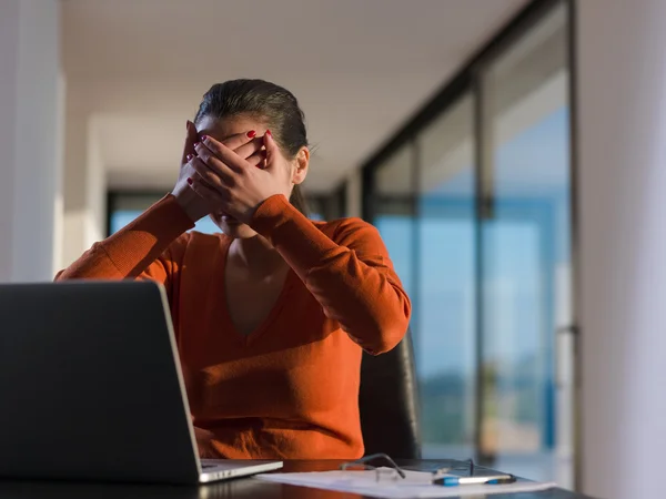 Mujer que trabaja en el ordenador portátil en casa —  Fotos de Stock