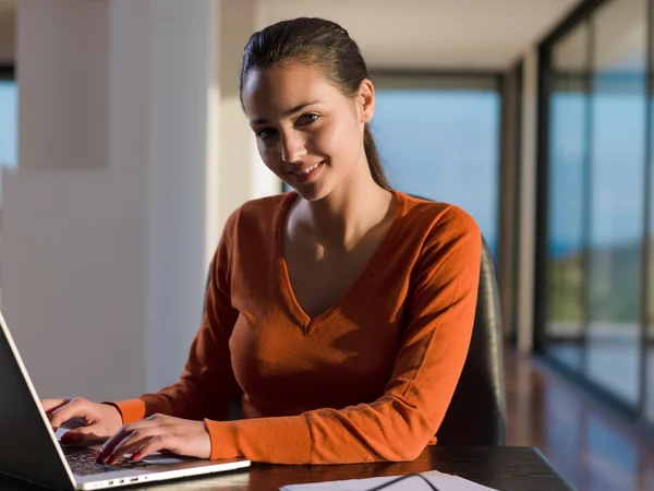 Vrouw die op laptopcomputer thuis werkt — Stockfoto