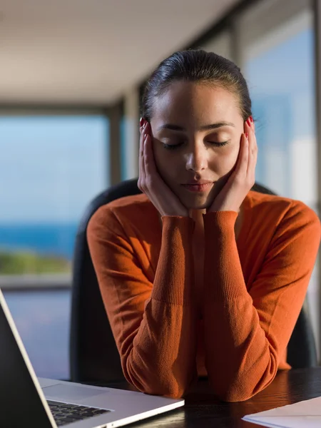 Frau arbeitet zu Hause am Laptop — Stockfoto