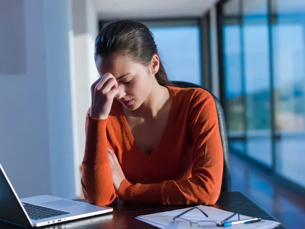 Donna che lavora sul computer portatile a casa — Foto Stock