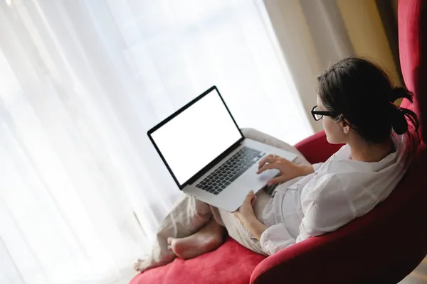 Frau benutzt Laptop — Stockfoto