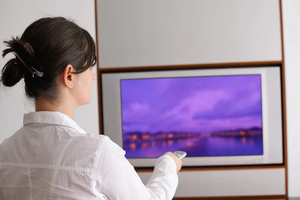 Jeune femme regardant la télévision — Photo