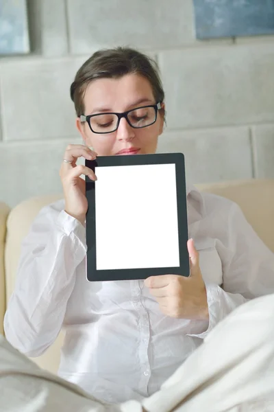 Woman using tablet pc — Stock Photo, Image