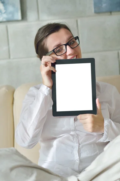 태블릿 PC 를 사용하는 여성 — 스톡 사진