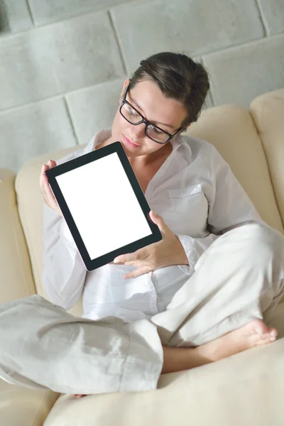 태블릿 PC 를 사용하는 여성 — 스톡 사진