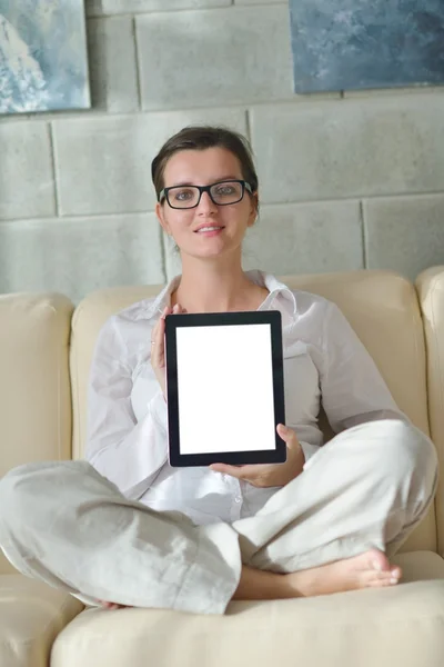 Γυναίκα που χρησιμοποιεί tablet pc — Φωτογραφία Αρχείου