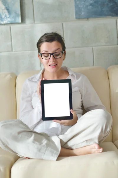 Mujer usando tableta pc — Foto de Stock