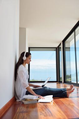 Dizüstü bilgisayarda çalışan kadın