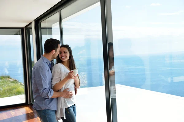 Relaxado jovem casal em casa — Fotografia de Stock