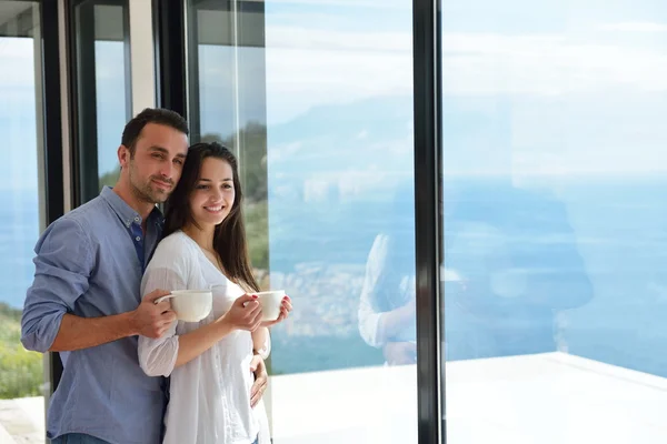 Jeune couple détendu à la maison — Photo