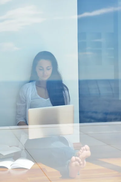 Woman working on laptop computer — Stock Photo, Image