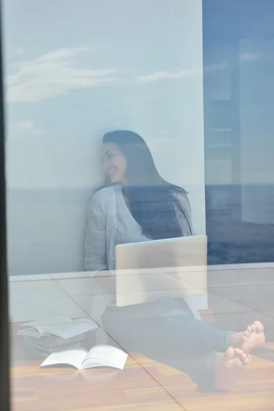 Vrouw werkt op laptop computer — Stockfoto