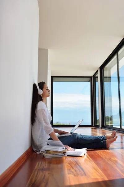 Frau arbeitet am Laptop — Stockfoto